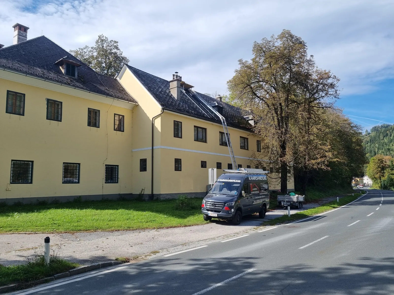 Arbeiten an einem Bestandsgebäude mit Einsatzfahrzeug