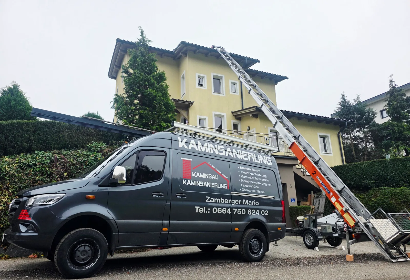 Beschriftetes Einsatzfahrzeug mit Leiterlift