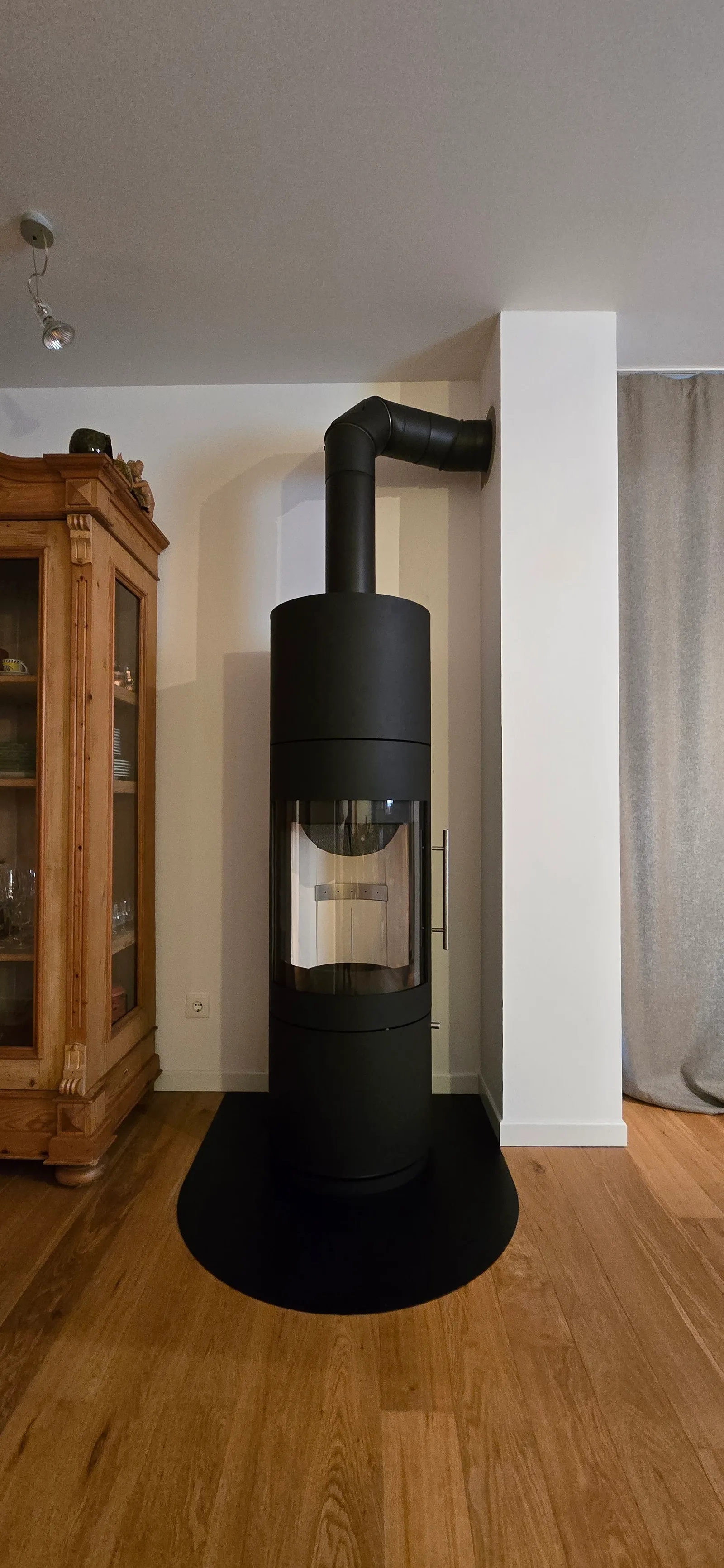 Kaminofen mit schwarzem Anschlussrohr
