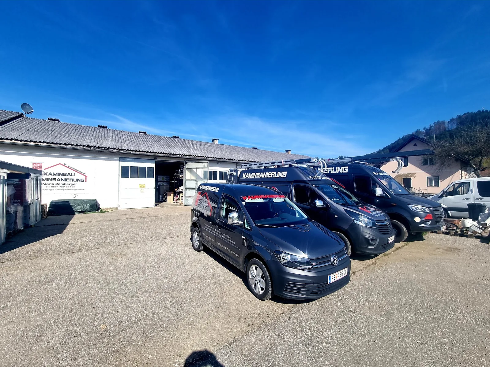 Werkstatt und Fuhrpark mit Betriebsbeschriftung